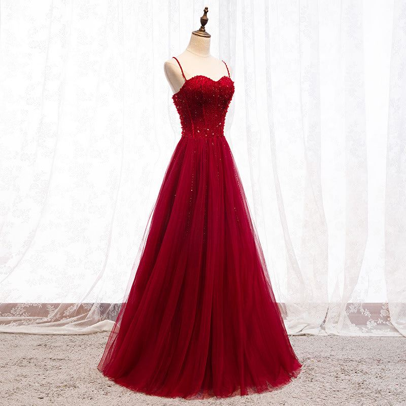 Vestido formal largo con tirantes en rojo oscuro y cuentas en forma de corazón