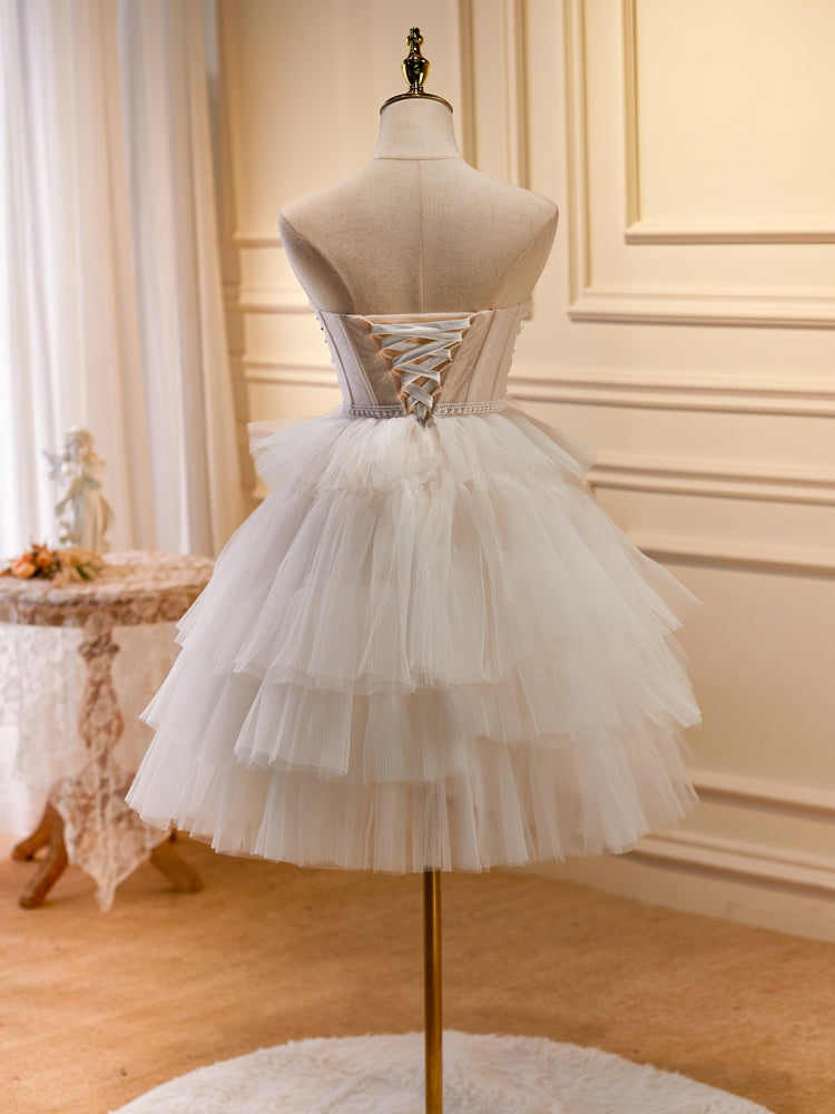 Lindo vestido de fiesta corto color marfil con escote en forma de corazón y cordones 