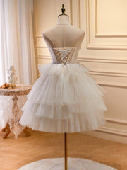 Lindo vestido de fiesta corto color marfil con escote en forma de corazón y cordones 