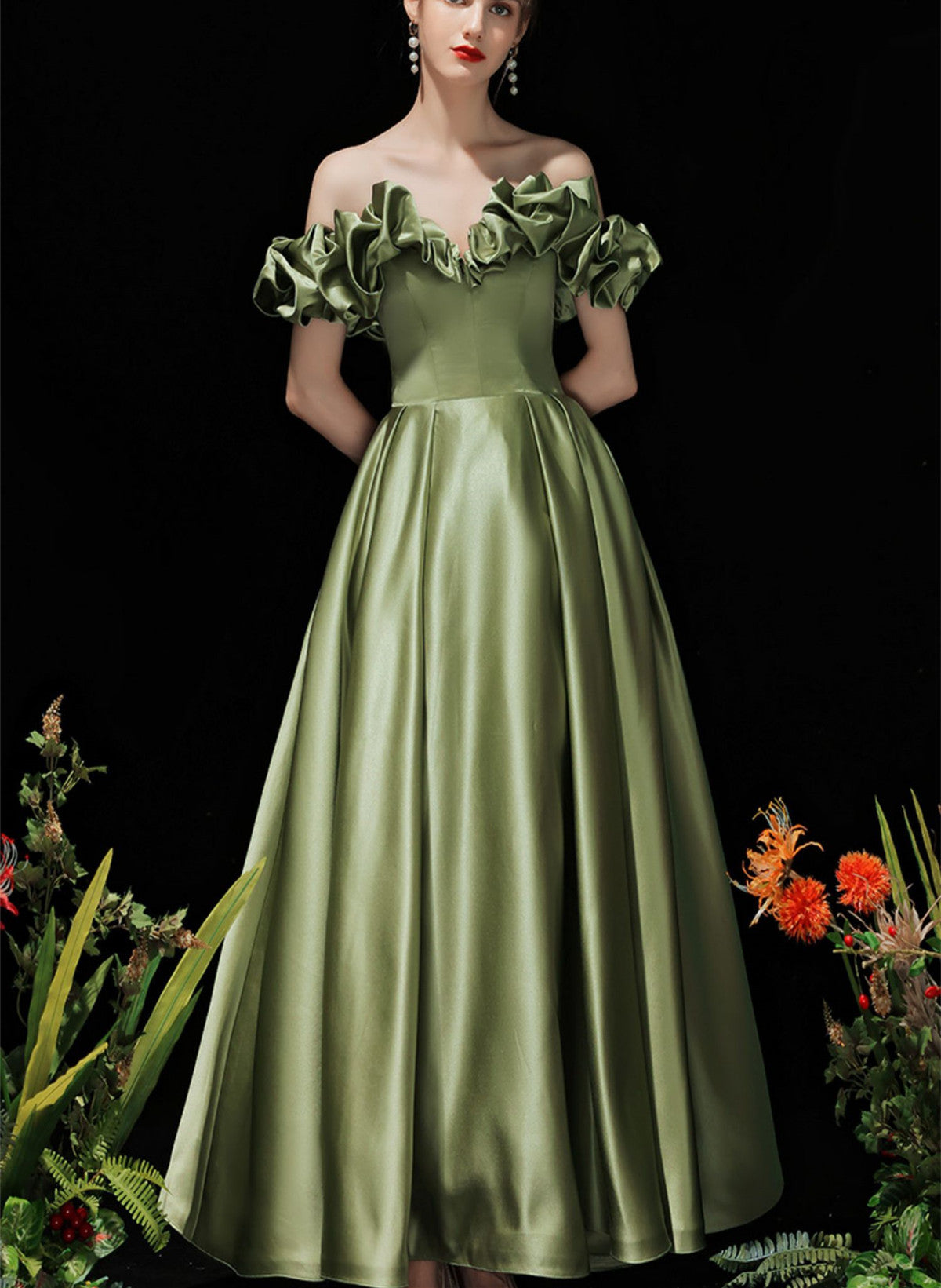 Vestido de fiesta de satén verde con hombros descubiertos 