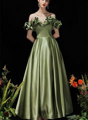 Vestido de fiesta de satén verde con hombros descubiertos 