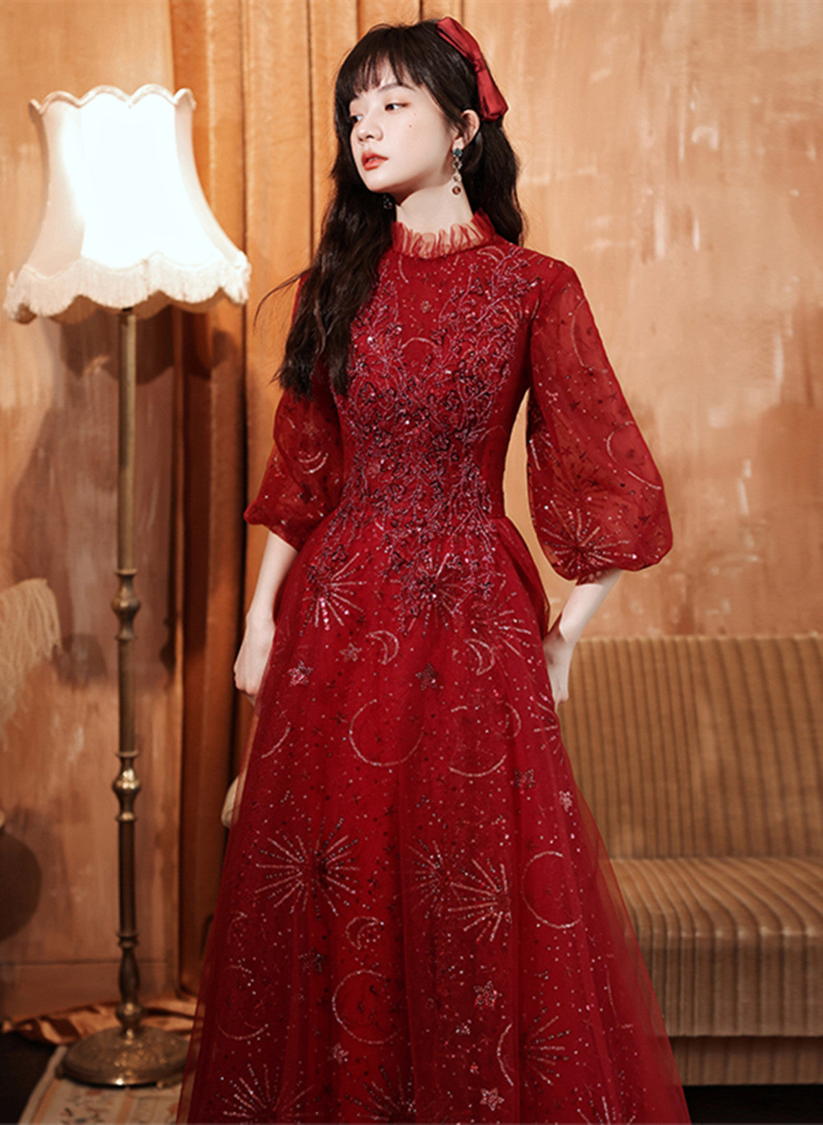 Vestido de fiesta largo de tul rojo vino con mangas abullonadas 