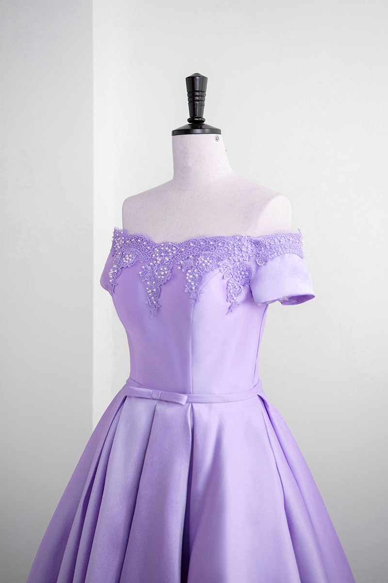 Vestido de fiesta corto de satén morado claro con encaje 