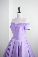 Vestido de fiesta corto de satén morado claro con encaje 