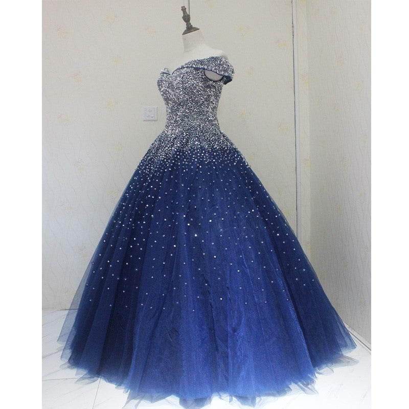 Vestido de fiesta con hombros descubiertos y brillo azul 
