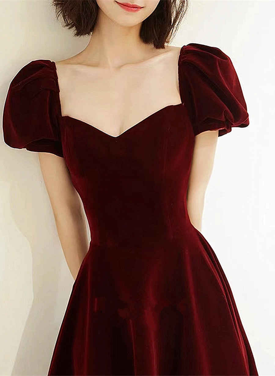 Vestido de fiesta largo de terciopelo rojo vino con escote en forma de corazón 