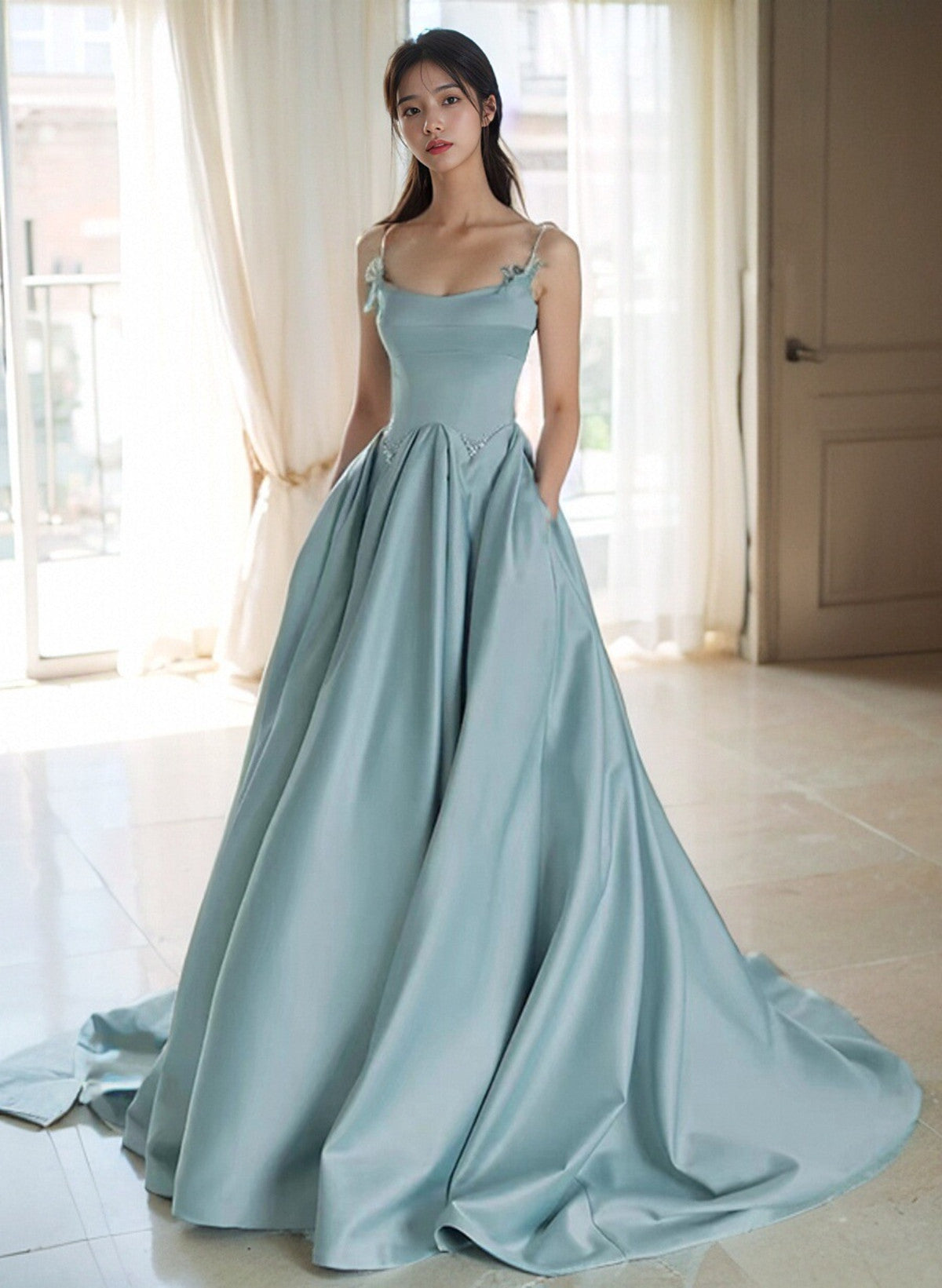 Vestido de noche largo con tirantes de satén azul y cuentas 