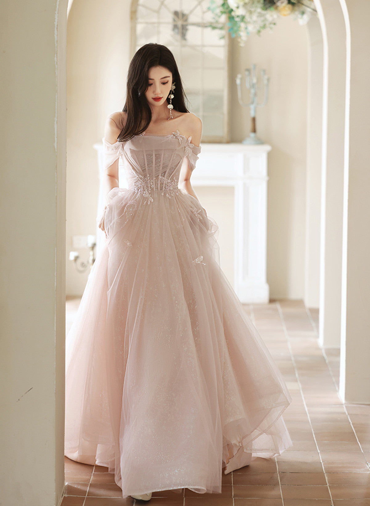 Vestido formal largo de tul rosa con hombros descubiertos 
