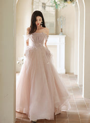 Vestido formal largo de tul rosa con hombros descubiertos 