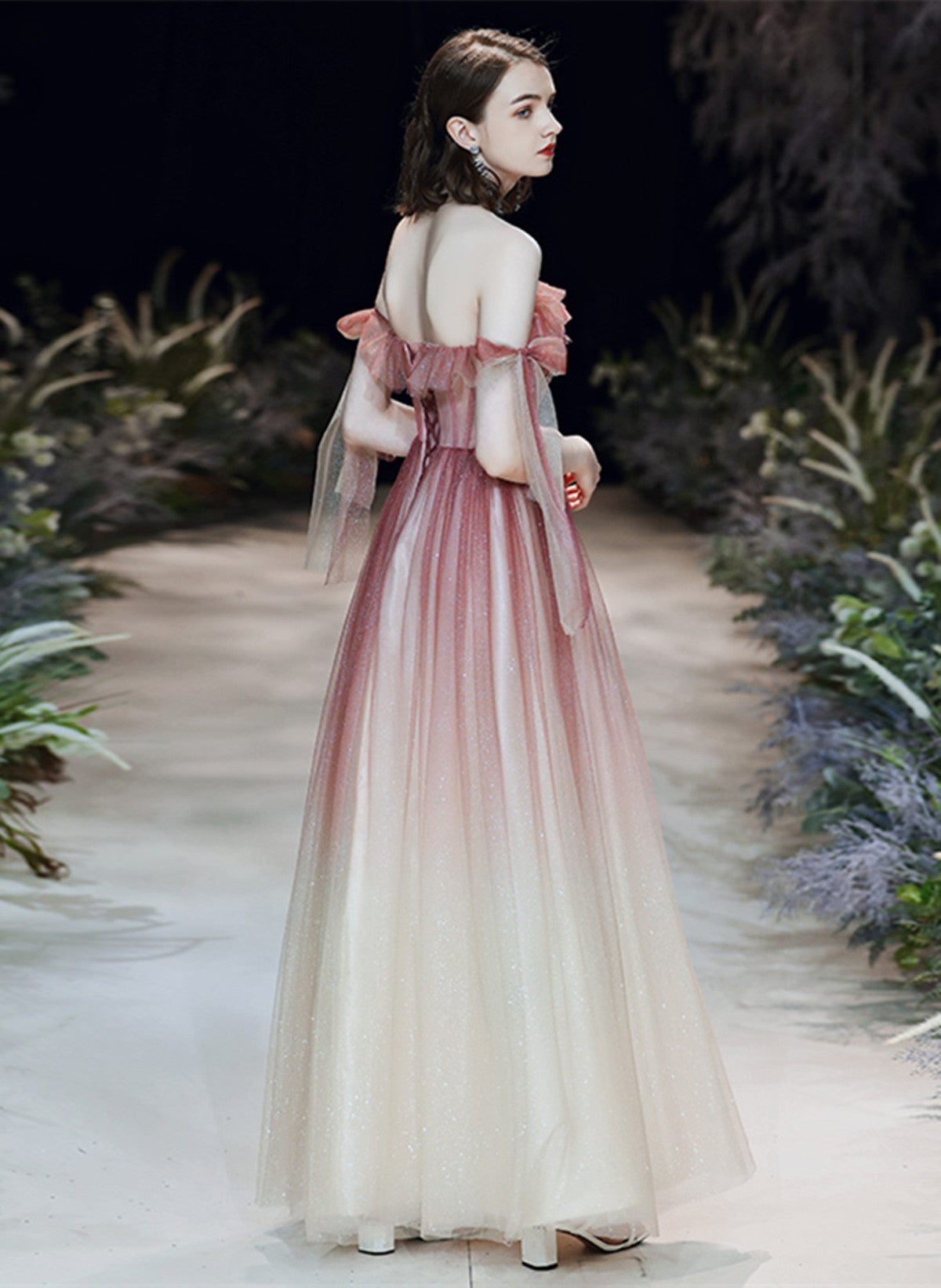 Vestido de fiesta rosa con escote en forma de corazón y hombros descubiertos 