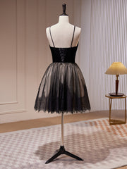 Vestido de fiesta corto con tirantes de tul y encaje negro