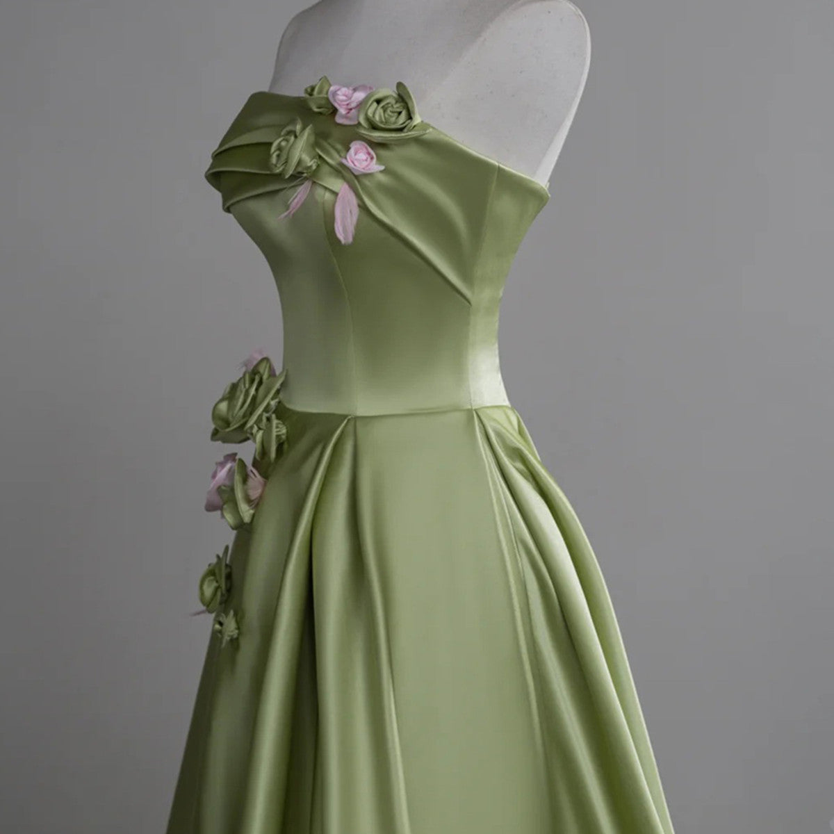 Vestido de noche largo de satén verde con flores y corte en A 