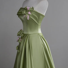 Vestido de noche largo de satén verde con flores y corte en A 