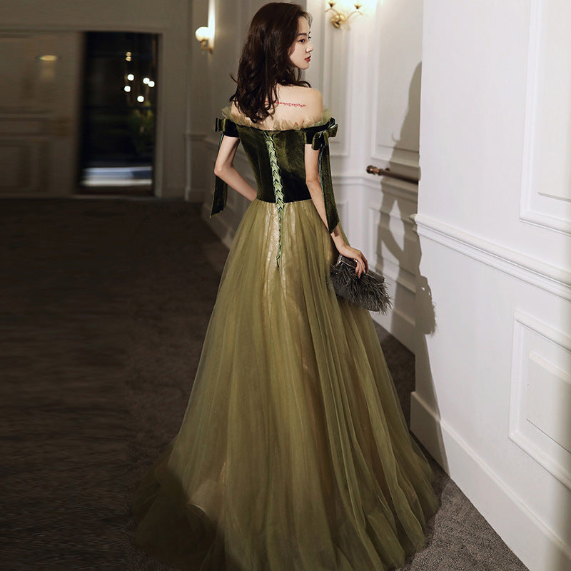 Vestido de noche largo de terciopelo y tul con hombros descubiertos en verde y encaje 