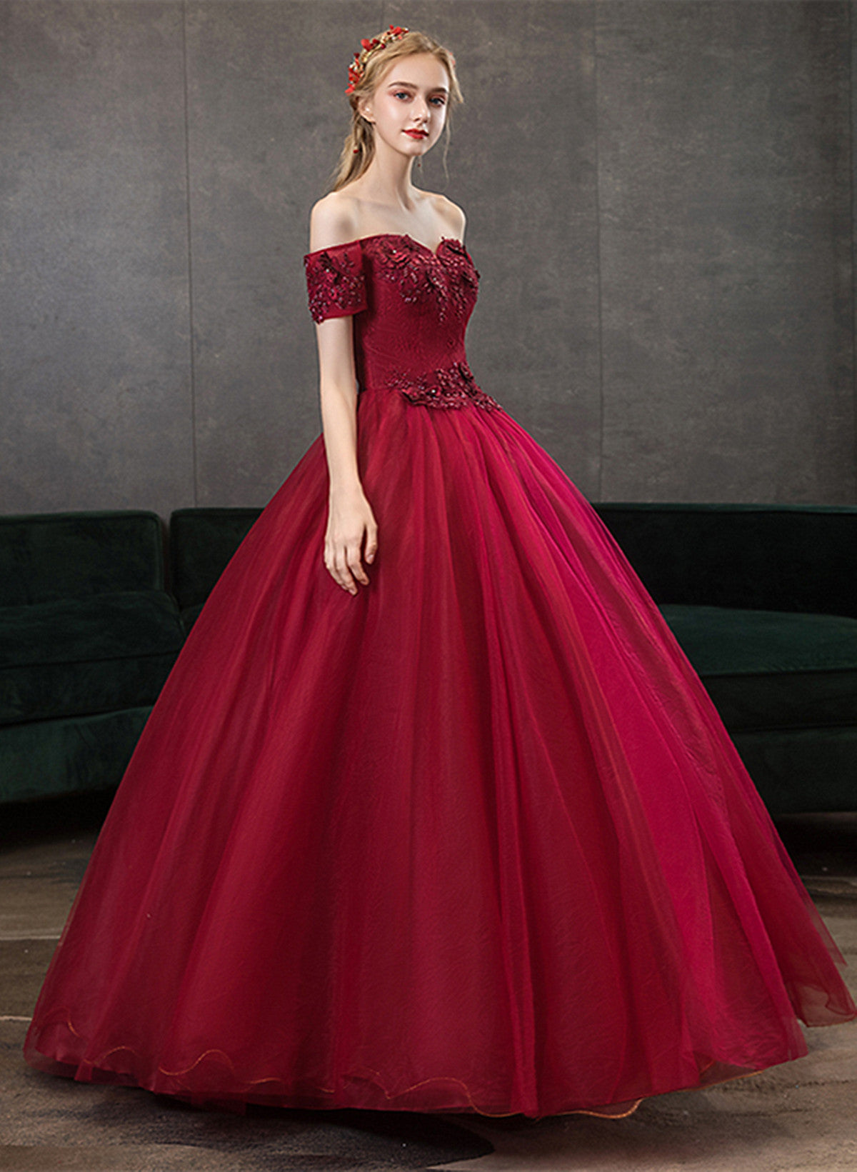 Vestido de fiesta rojo vino con escote en forma de corazón y hombros descubiertos 