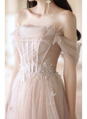 Vestido formal largo de tul rosa con hombros descubiertos 