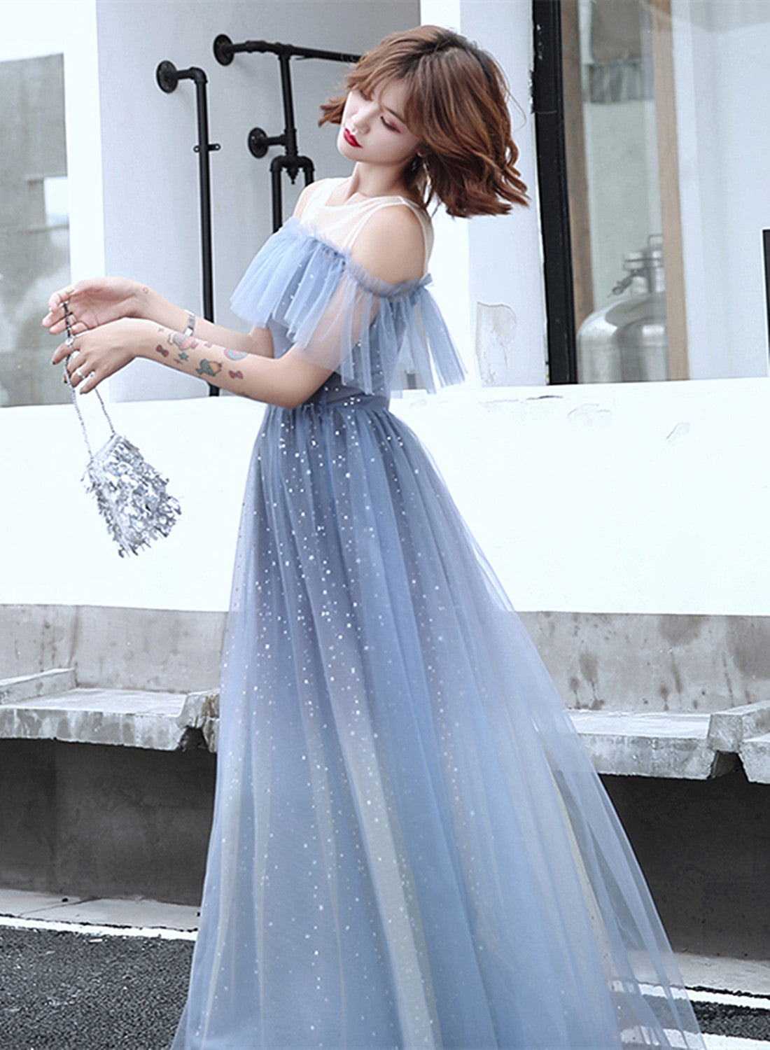 Vestido formal largo de tul azul claro con hombros descubiertos 