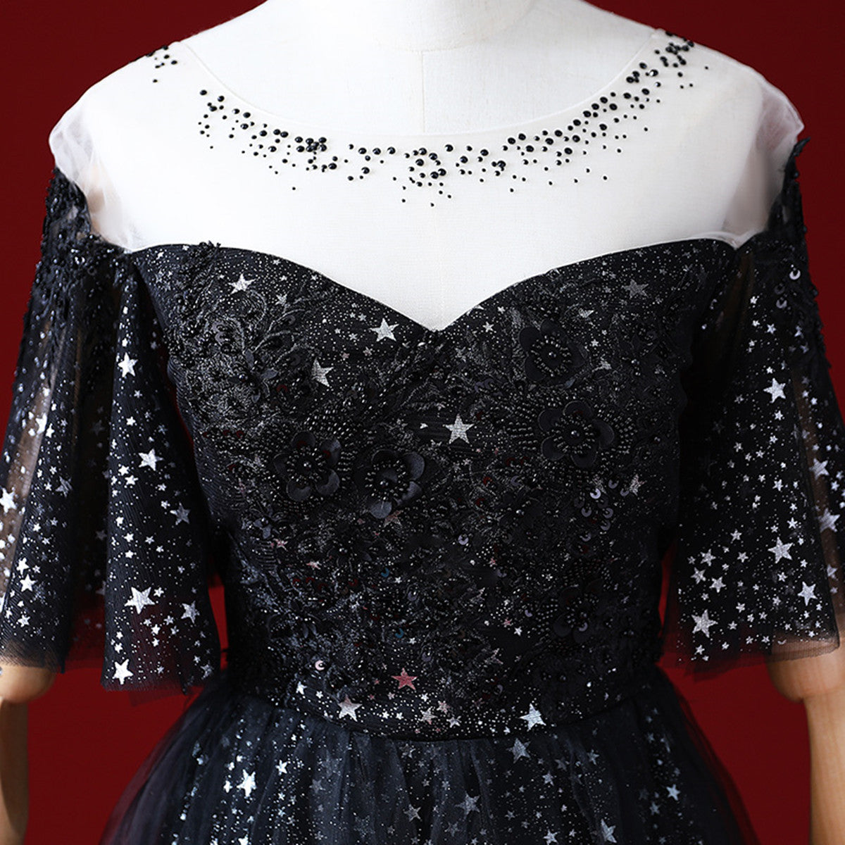 Vestido de fiesta negro de tul degradado con mangas cortas y corte en A 