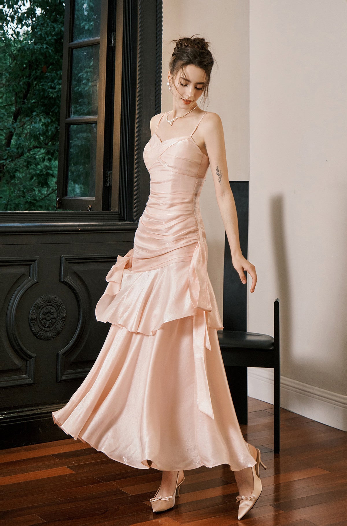 Lindo vestido de fiesta largo con escote en forma de corazón rosa. 