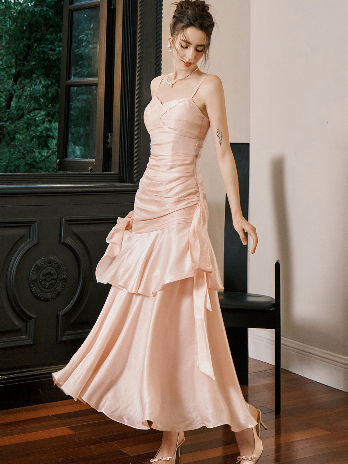Lindo vestido de fiesta largo con escote en forma de corazón rosa. 