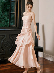 Lindo vestido de fiesta largo con escote en forma de corazón rosa. 