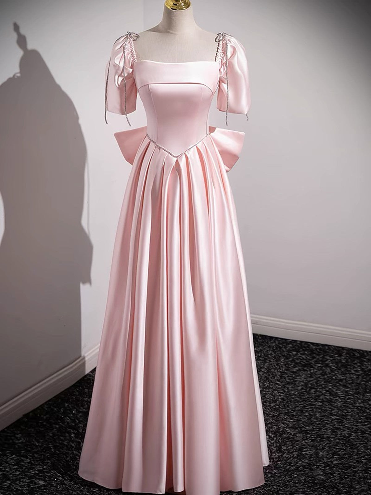 Vestido de fiesta de satén rosa con mangas cortas y corte A hasta el suelo 