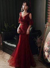 Vestido de fiesta de sirena de tul rojo vino con escote en V y cuentas 