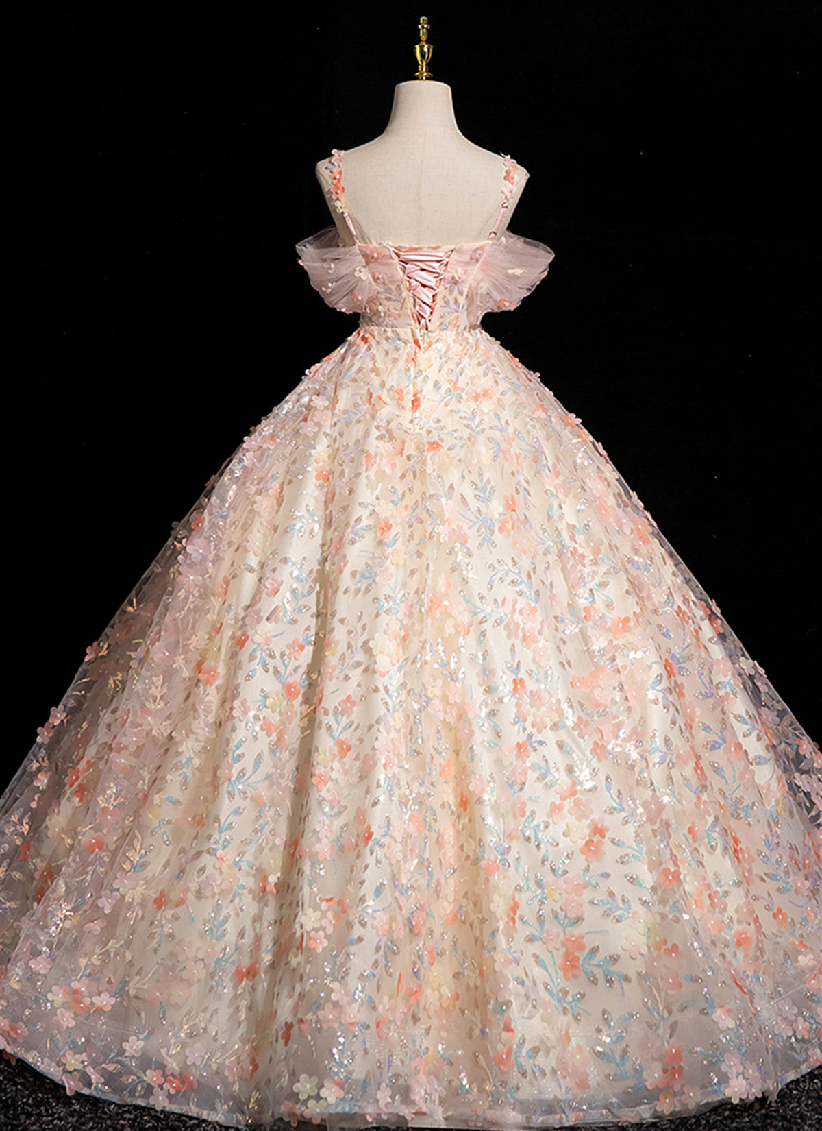 Vestido de fiesta con escote corazón, flores y encaje con tirantes rosas 