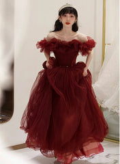 Encantador vestido de fiesta de tul con cuentas y hombros descubiertos en color rojo vino 