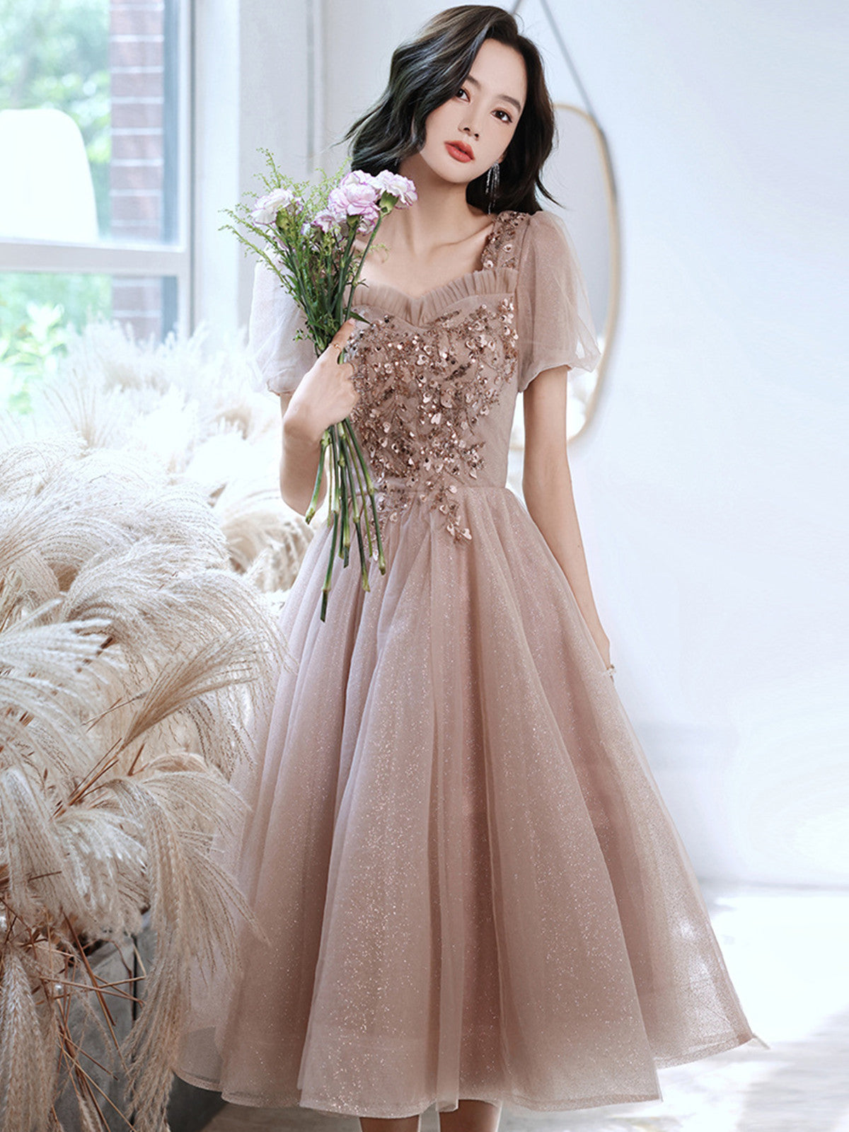 Vestido de fiesta rosa de tul con mangas cortas y cuentas hasta la rodilla 