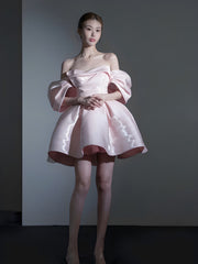Vestido corto de satén rosa con escote en forma de corazón para regreso a casa y fiesta 