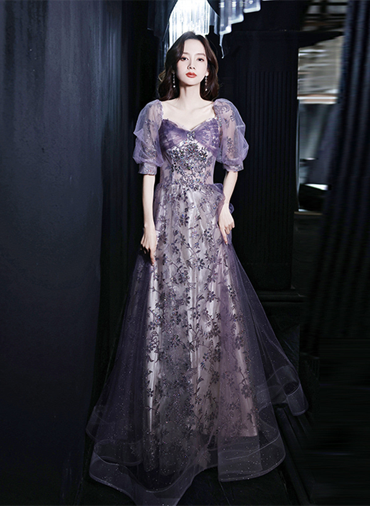 Vestido de fiesta morado de tul con escote en forma de corazón y mangas cortas 