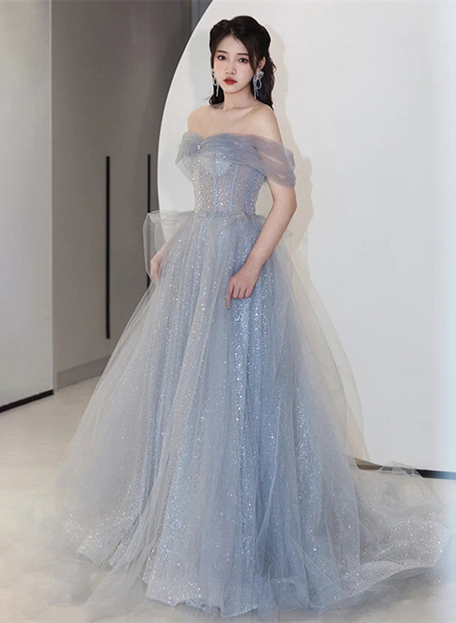 Vestido de fiesta largo de tul azul claro con hombros descubiertos 