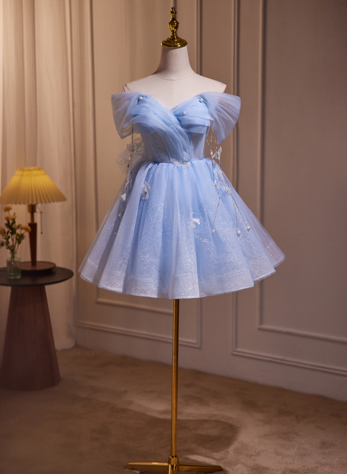 Vestido de fiesta azul de corte A, corto, con hombros descubiertos y largo hasta la rodilla 
