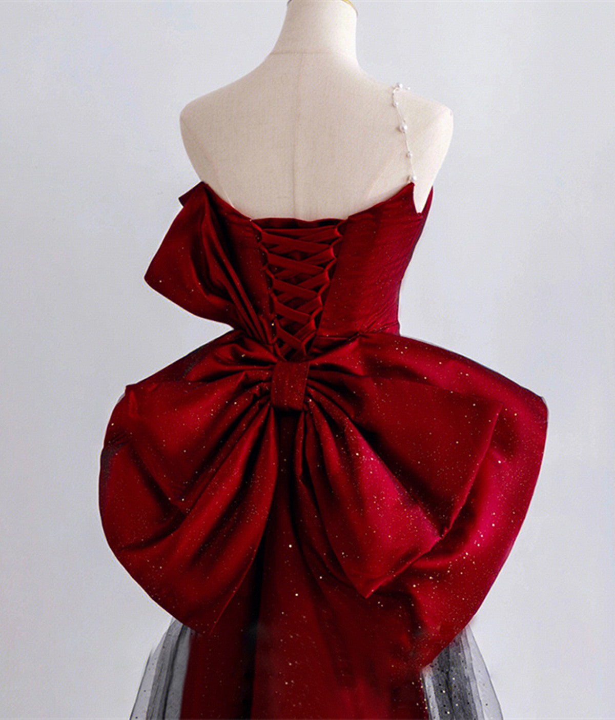 Elegante vestido de fiesta largo de satén rojo vino y negro 