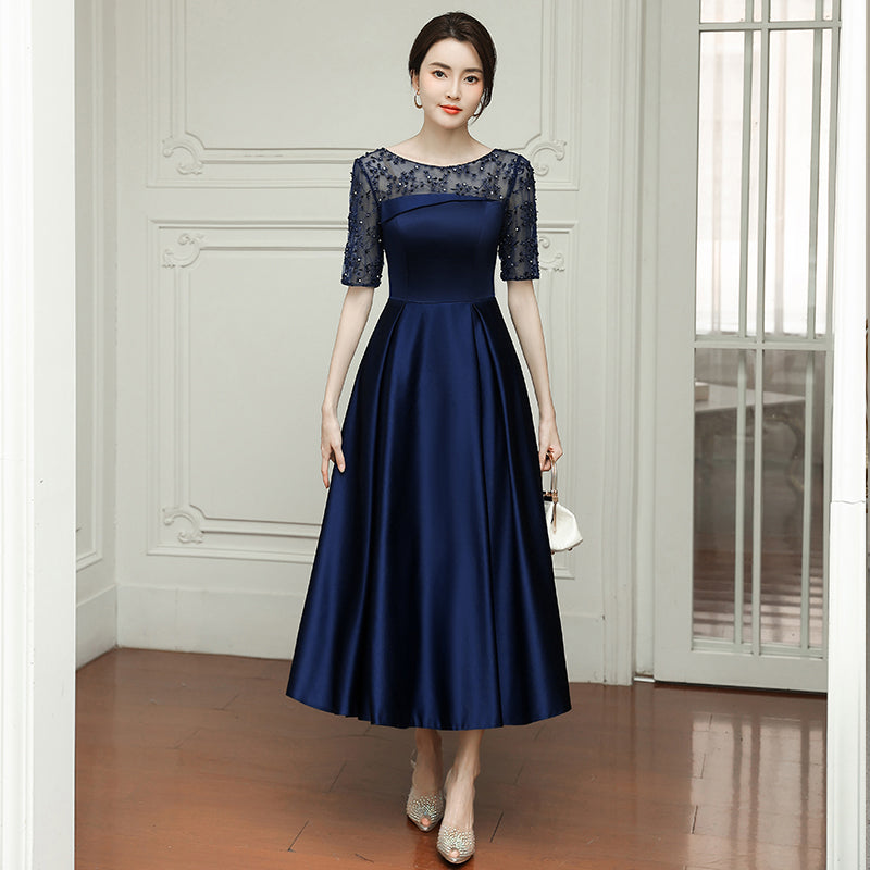 Vestido de fiesta de satén azul marino de manga corta y largo hasta la rodilla 