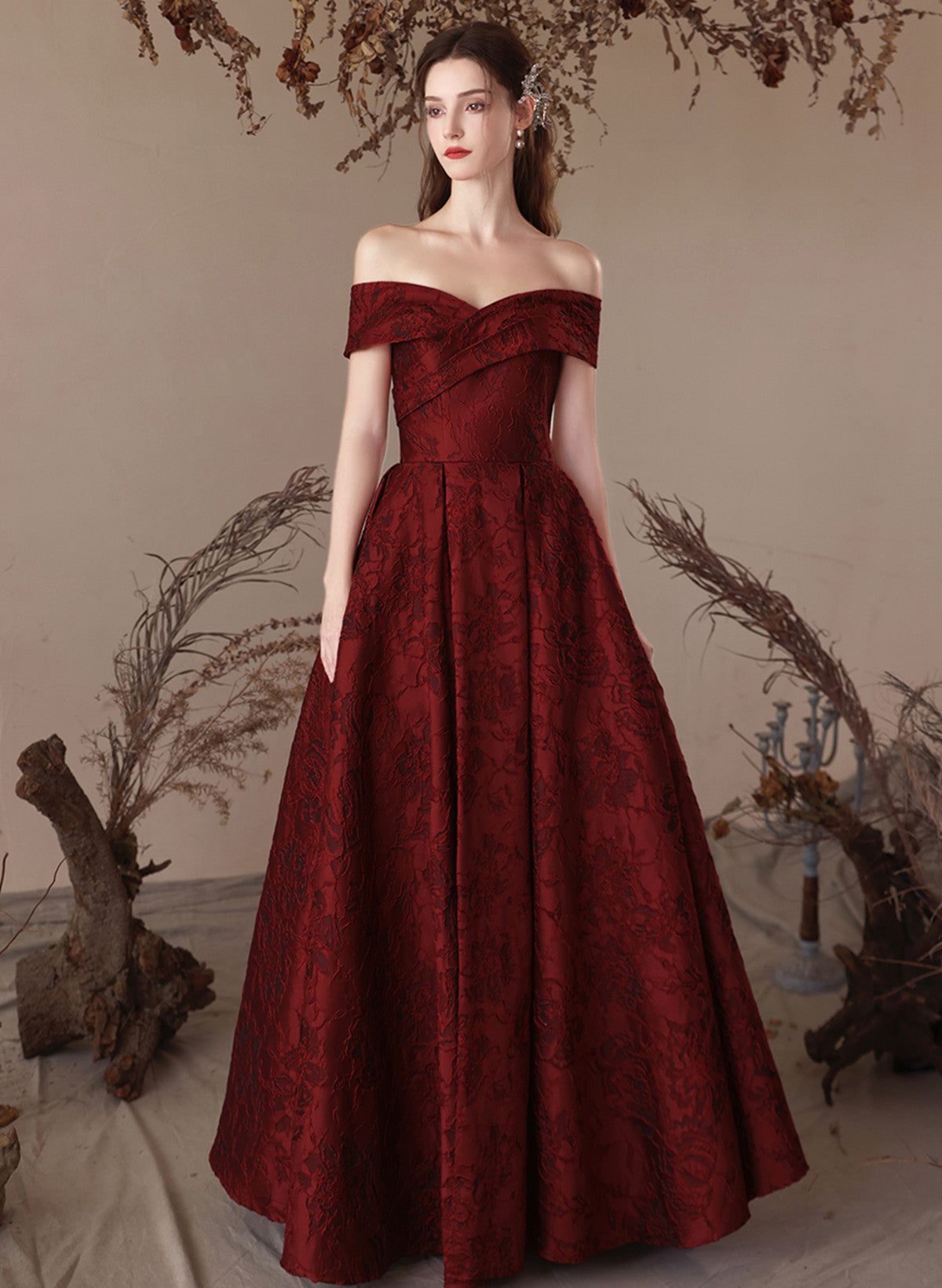 Vestido de fiesta sencillo de corte A con hombros descubiertos en color rojo vino 