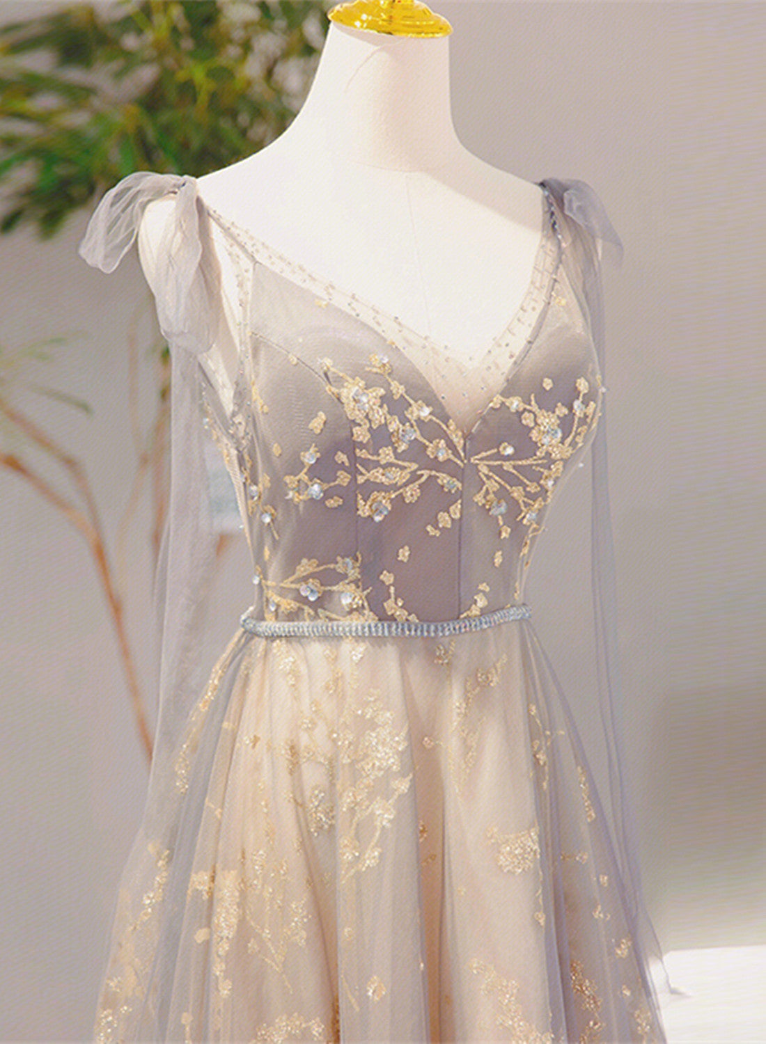 Hermoso vestido formal largo con escote en V y cordones en color champán y gris 