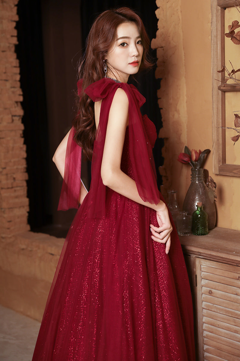 Vestido de fiesta de tul brillante con escote en forma de corazón y tirantes color rojo vino 