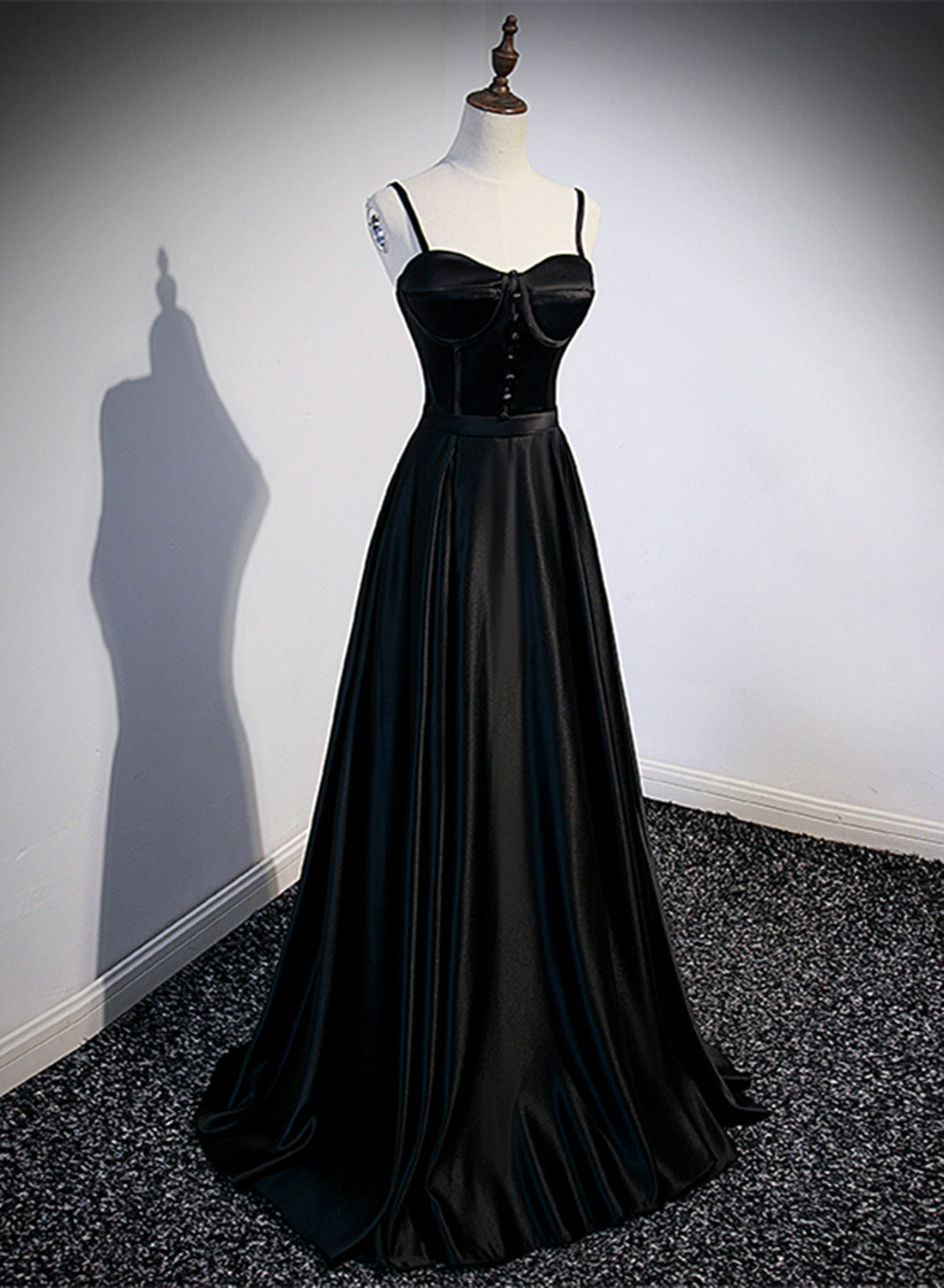 Vestido de fiesta largo con tirantes de satén negro 