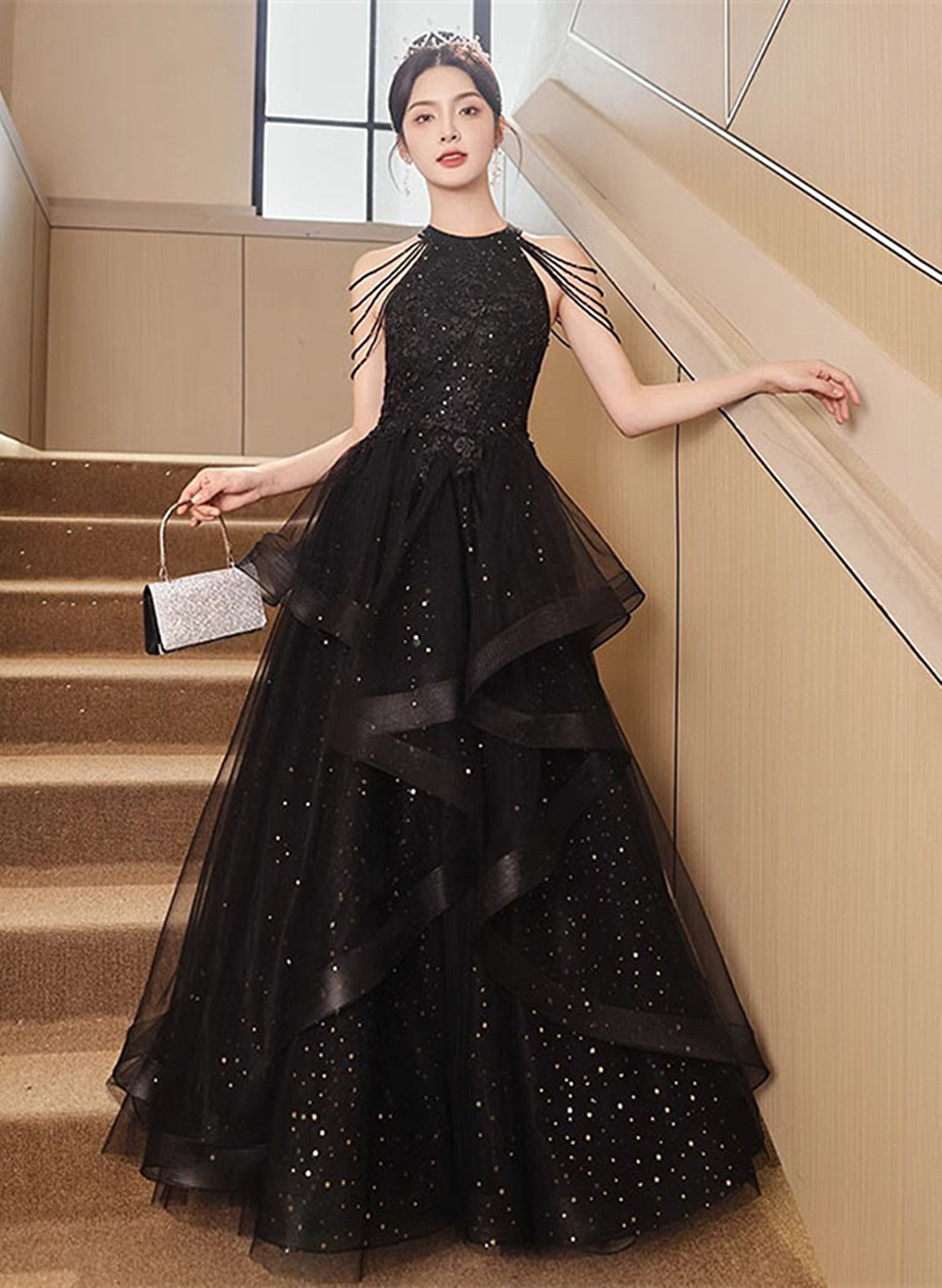 Vestido formal largo con capas de tul y cuello halter negro 