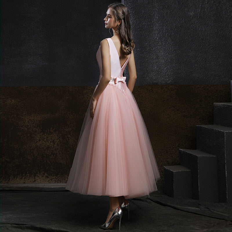 Vestido de fiesta rosa de satén y tul con espalda en V y largo hasta la rodilla 