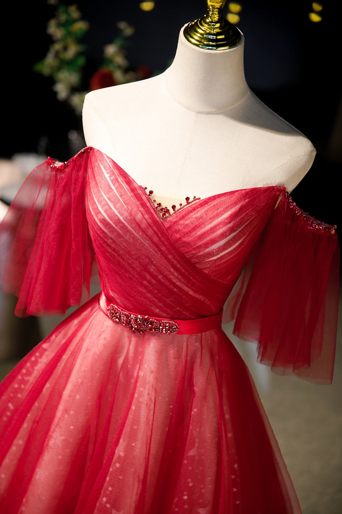 Vestido de fiesta rojo de tul con escote en forma de corazón y hombros descubiertos 