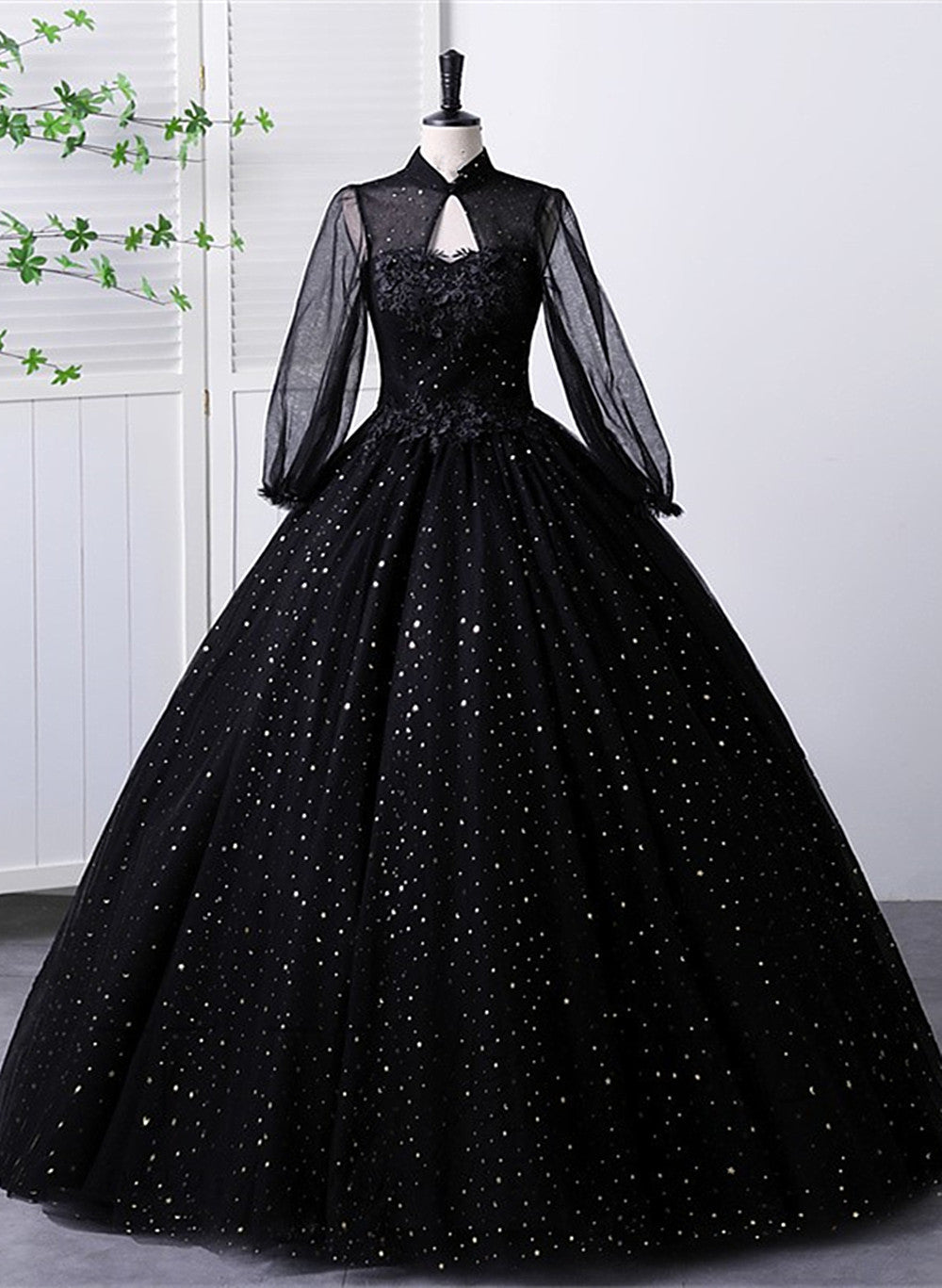 Vestido negro de tul con escote alto y mangas largas para quinceañeras 