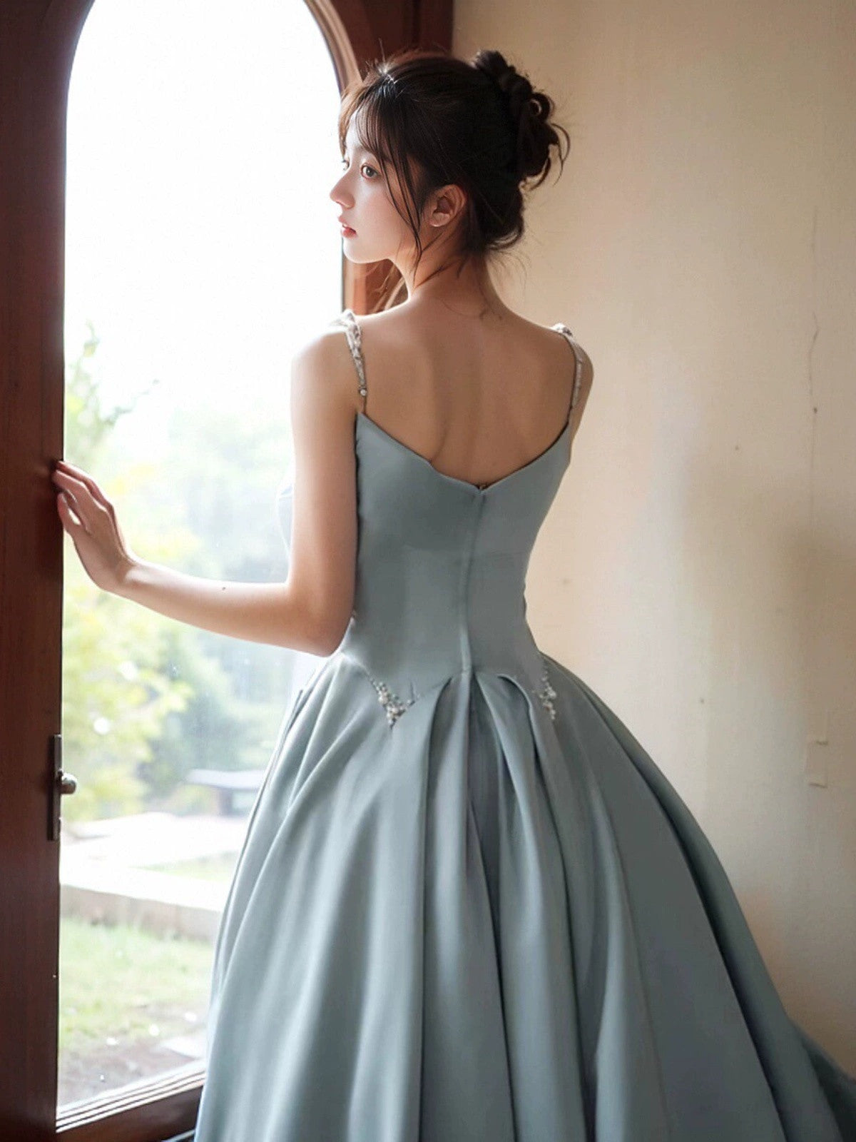 Vestido de noche largo con tirantes de satén azul y cuentas 