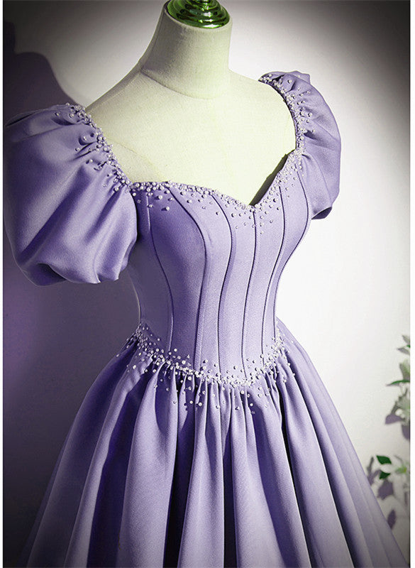Vestido de fiesta de satén morado claro con mangas cortas y cuentas 