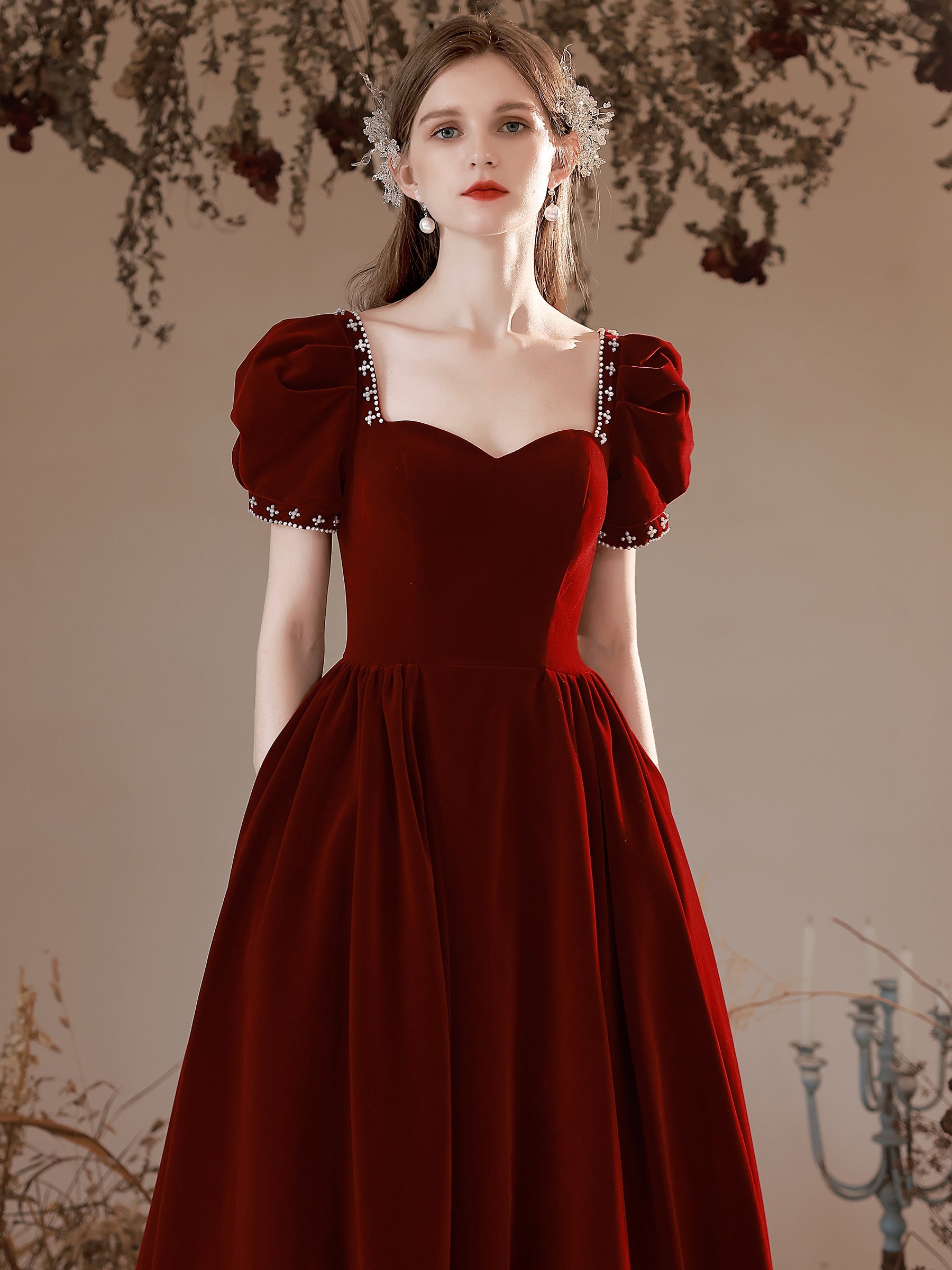 Vestido de fiesta de terciopelo rojo vino con mangas cortas y escote corazón 
