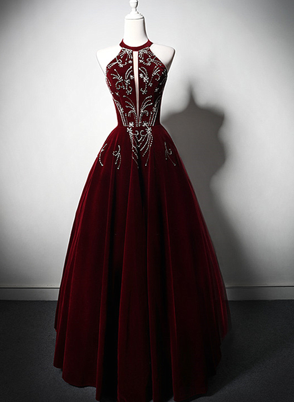 Vestido formal largo de terciopelo rojo vino con cuello halter y cuentas 