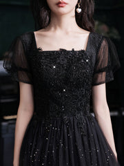 Vestido de fiesta negro de tul degradado con encaje y mangas cortas 