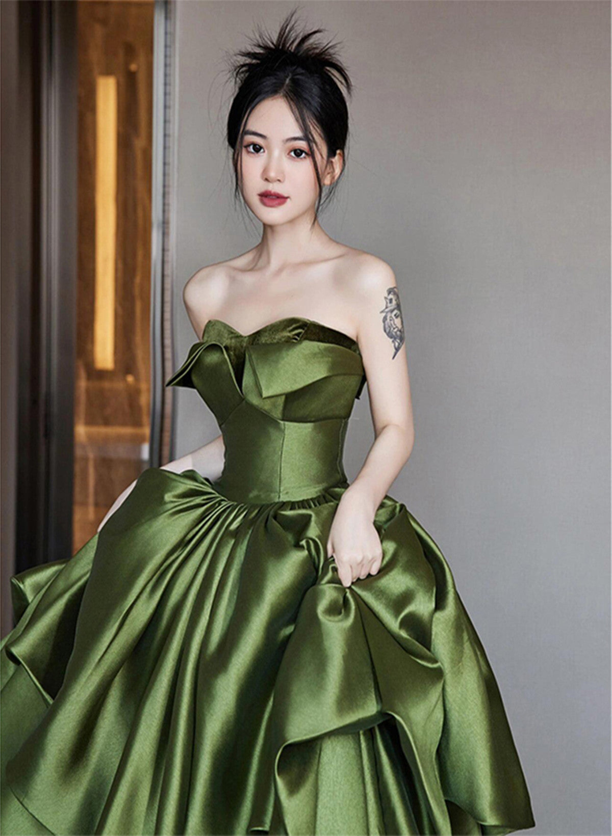 Vestido de fiesta verde satinado con corte en A y hombros descubiertos hasta el suelo 